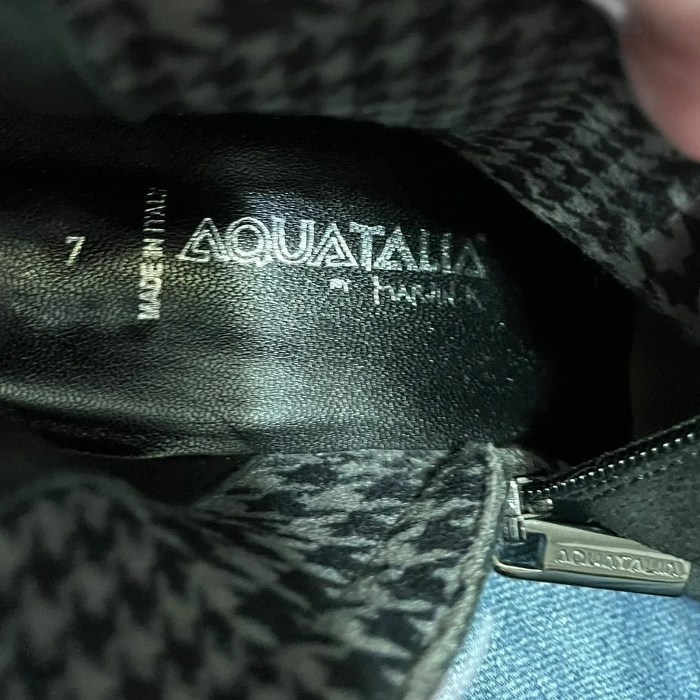 Aquatalia Black Suede Tall Stretch Weatherproof Boots – Size 7) Made in Italy